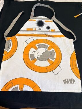 Williams Sonoma Star Wars
BB-8 Kids Apron White Oran
